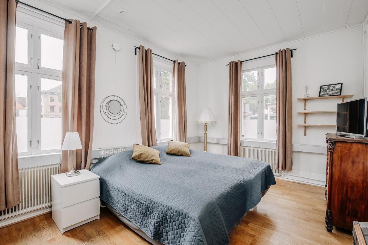 Jaernvaegshotellet B&B Skara Exterior foto